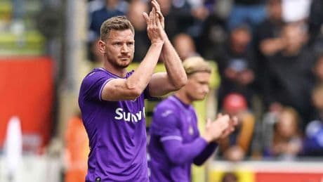 Siem de Jong namens Ajax bij afscheid bij Jan Vertonghen, ook Toby Alderweireld zwaait af