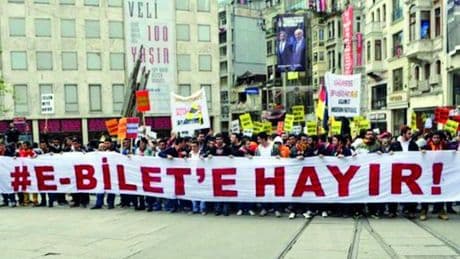 Tribünün kartı değişir, mücadele bitmez