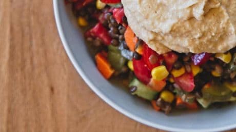Ensalada de lentejas con hummus, una receta cargada de proteínas y nutrientes
