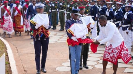 Madagascar inhume trois crânes Sakalaves restitués par la France