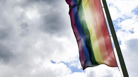 Klöckner lässt Regenbogenflagge auf Reichstagsgebäude hissen