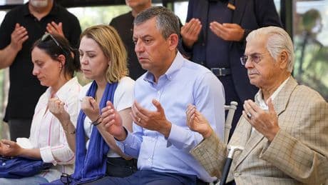 Türkiye, Ferdi Zeyrek'e ağlıyor: Özgür Özel ile Nurcan Zeyrek, Manisa'da taziyeleri kabul ediyor