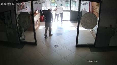 Okulda bıçaklı saldırı! Öfkeli veli okul müdürüne bıçakla saldırdı