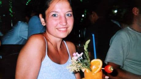 La festa in piscina, la pornografia di Alberto, il secondo telefono: i misteri di Chiara Poggi