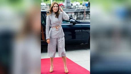 Königin Mary: Stilsicher in Bermuda-Shorts bei Mode-Gipfel