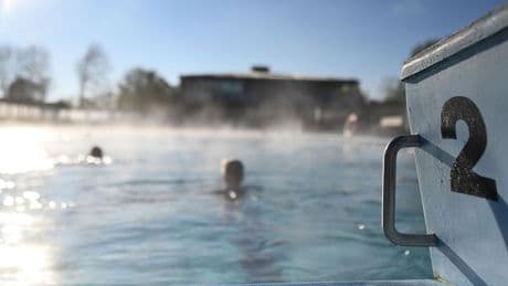Schwimmen: Startschuss in die Freibadsaison - Hoffnung auf Sommerspaß