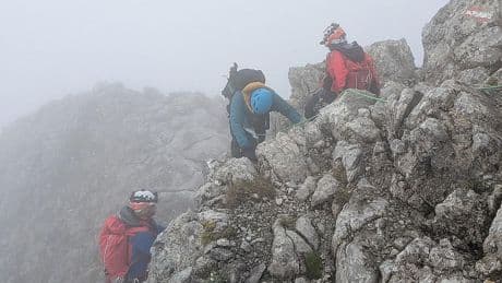 Bei zwei Grad und Nebel: Bergwacht muss unterkühlte Urlauberin von Berg retten