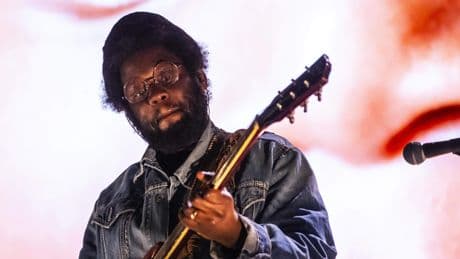 Soulzanger Michael Kiwanuka annuleert shows om ’aanhoudende gezondheidsproblemen’