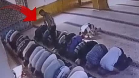 Camideki cinayetin görüntüsü ortaya çıktı! Secde ederken arkasından geldi, defalarca bıçakladı