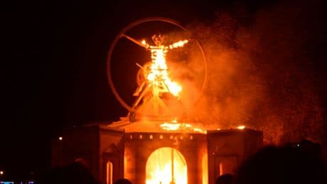 Leiche in Blutlache entdeckt - Tatort Festival! Mord beim „Burning Man“