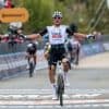 Juan Ayuso knalt naar zege in eerste aankomst bergop, Roglic krijgt mentaal tikje maar pakt wel roze trui