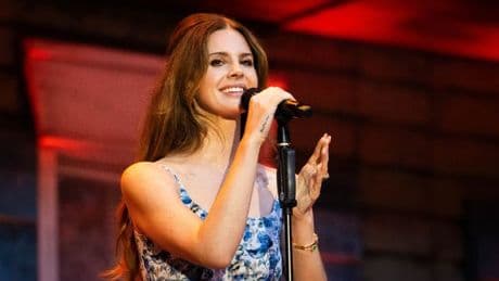 Lana Del Rey fans desperate to sell concert tickets as clips show she's 'not even there'