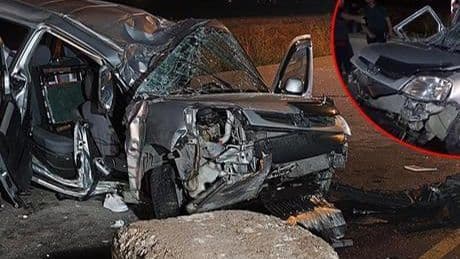 Erzurum'da otomobil, refüjdeki ağaç ve aydınlatma direğine çarpıp devrildi: 1 ölü, 2 yaralı