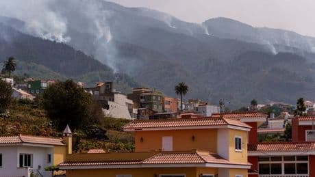 Double 'danger' alert over heatwave and fire risk in Canary Island holiday spots