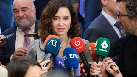 Ayuso dice que &quot;todo es un caos&quot; con Sánchez tras el &quot;el bochornoso apagón&quot; y el &quot;desastre ferroviario&quot;