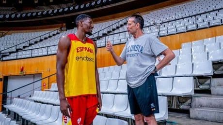 Pedro Martínez visita a los jugadores del Valencia Basket en la selección