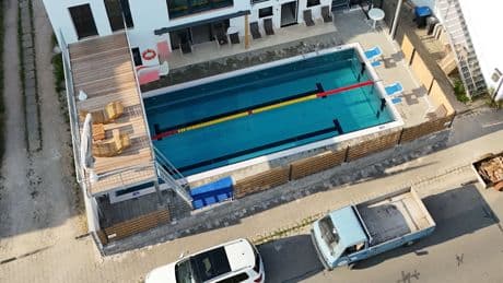 Hier darf jeder mitbaden - Rentner baut sich eigenes Schwimmbad