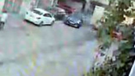 Kamyona yol verdi duran araca çarptı!