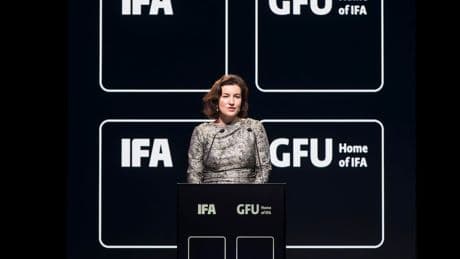 Doro Bär zeigt sich bei IFA-Eröffnung im eleganten Abendkleid