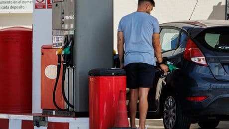 El precio de los carburantes cae en la primera semana de agosto y llenar el depósito es hasta 6,4 euros más barato que en 2024