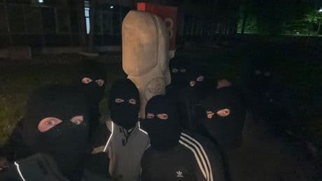Und einer Holzfigur - Polizeieinsatz vor Radiosender wegen Masken-Männern