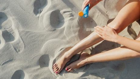 Peut-on réutiliser une crème solaire datée de l'été dernier sans risque?