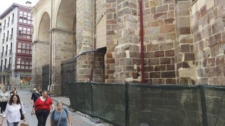 La catedral de Santiago sufre daños por la centenaria actividad comercial de sus tiendas