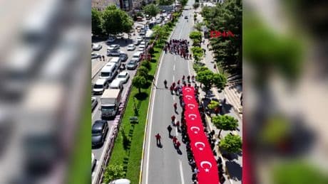 Mardin'de 40 metrelik Türk bayrağıyla gençlik yürüyüşü