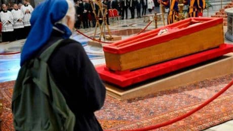 Geneviève Jeanningros: la monja que rompió el protocolo en San Pedro para despedirse del papa Francisco entre lágrimas