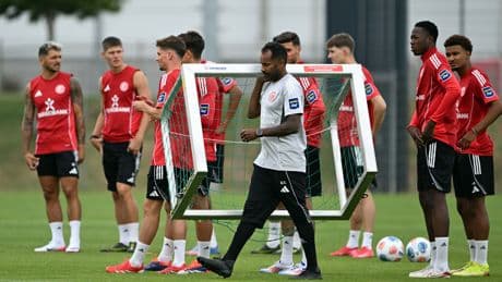 Trainingsstart mit fünf Neuen - Allofs-Transfers setzen Thioune unter Druck