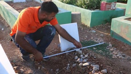 Mezarlığı kazan ustalar neye uğradığını şaşırdı! Çıkanları yakarak imha ettiler