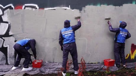 Los grafiteros borran pintadas para saldar su multa en Madrid: &quot;Esperamos que se conciencien&quot;