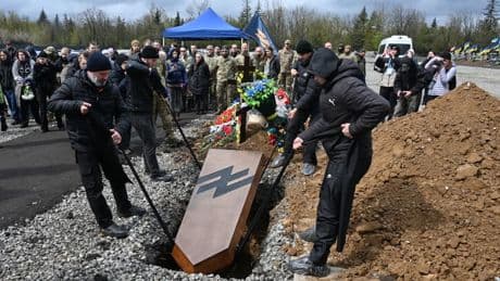 Guerre en Ukraine: à Kryvyï Rig, émotion aux funérailles d'une jeune artiste secouriste de guerre