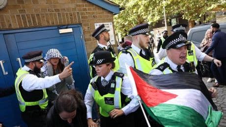 Gaza-Krieg: Hunderte Demonstranten protestieren gegen britische Rüstungsmesse