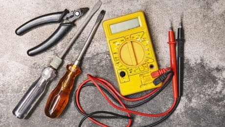 Schraube sitzt fest? Mit einem Heimwerker-Trick löst sie sich wieder