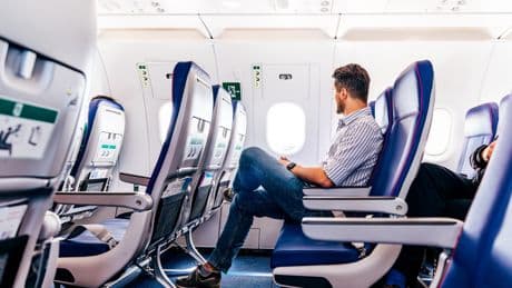 Flugbegleiterin verrät: Deswegen sollten Sie besser kein T-Shirt im Flugzeug tragen