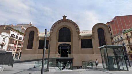 Detenido un hombre por agresión sexual y grabar vídeos en el baño femenino del mercado de Tarragona