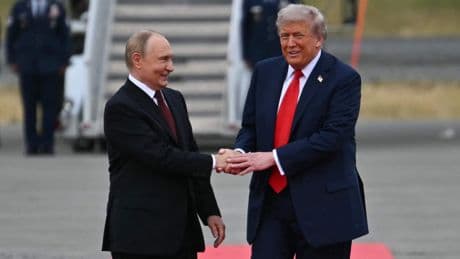 LIVE | Trump en Poetin schudden elkaar de hand bij aankomst in Alaska voor topoverleg