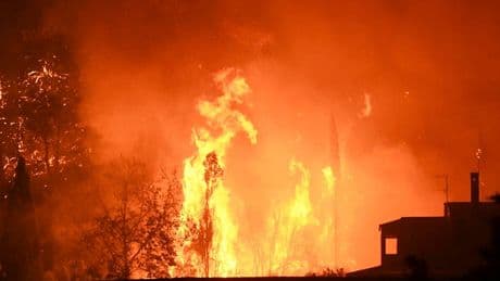 Ondata di incendi nella Penisola iberica: 21 roghi di grandi dimensioni. In Galizia chiuse autostrada e alta velocità