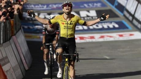 Tour d’Italie : Wout Van Aert vainqueur d’étape, Primoz Roglic piégé sur les chemins blancs de Toscane