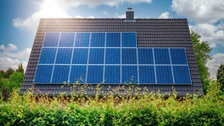 DIY-Strom von jedem Dach? : Solarpflicht in Deutschland: Das müssen Hausbesitzer 2025 wissen