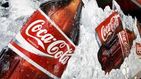 Coca-Cola EP se desploma un 11% en Bolsa pese a ganar un 15% más en el semestre