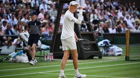 Ontketende Jannik Sinner pakt revanche voor Roland Garros en onttroont Carlos Alcaraz op Wimbledon