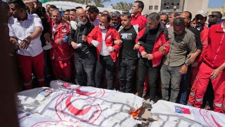 El ejército israelí atribuye a “errores profesionales” el asesinato de 15 trabajadores humanitarios en ambulancias en Gaza