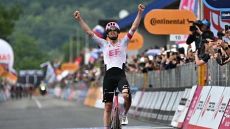 Del Toro salva una caída y refuerza su liderato en el Giro