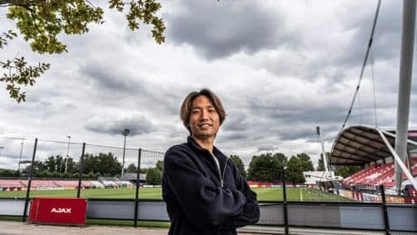 Zo werd Ko Itakura naar Amsterdam gehaald: ’Niet gedacht iemand van Ajax in Japan te ontmoeten’