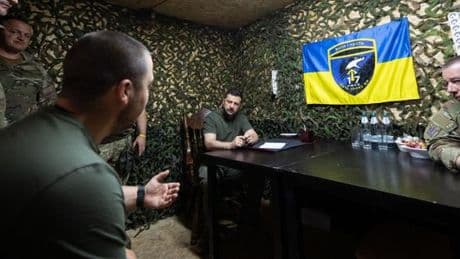 En direct, guerre en Ukraine : Volodymyr Zelensky a rendu visite à des soldats ukrainiens près de Kharkiv