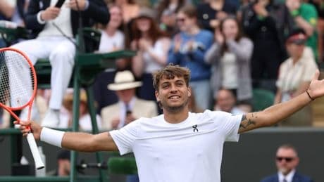 <p>Cobolli da sogno, Wimbledon continua: fuori Cilic, ai quarti c'&egrave; la sfida leggendaria!</p>