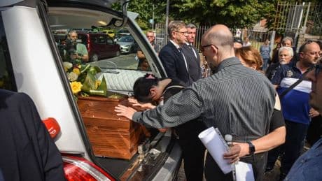 Almeno duecento persone ai funerali di Cecilia De Astis: il cordoglio di parenti e amici