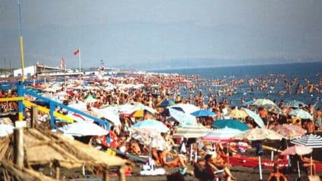 Scava una buca in spiaggia, ci entra e viene inghiottito dalla sabbia: morto un 17enne. Il padre dormiva sotto l'ombrellone